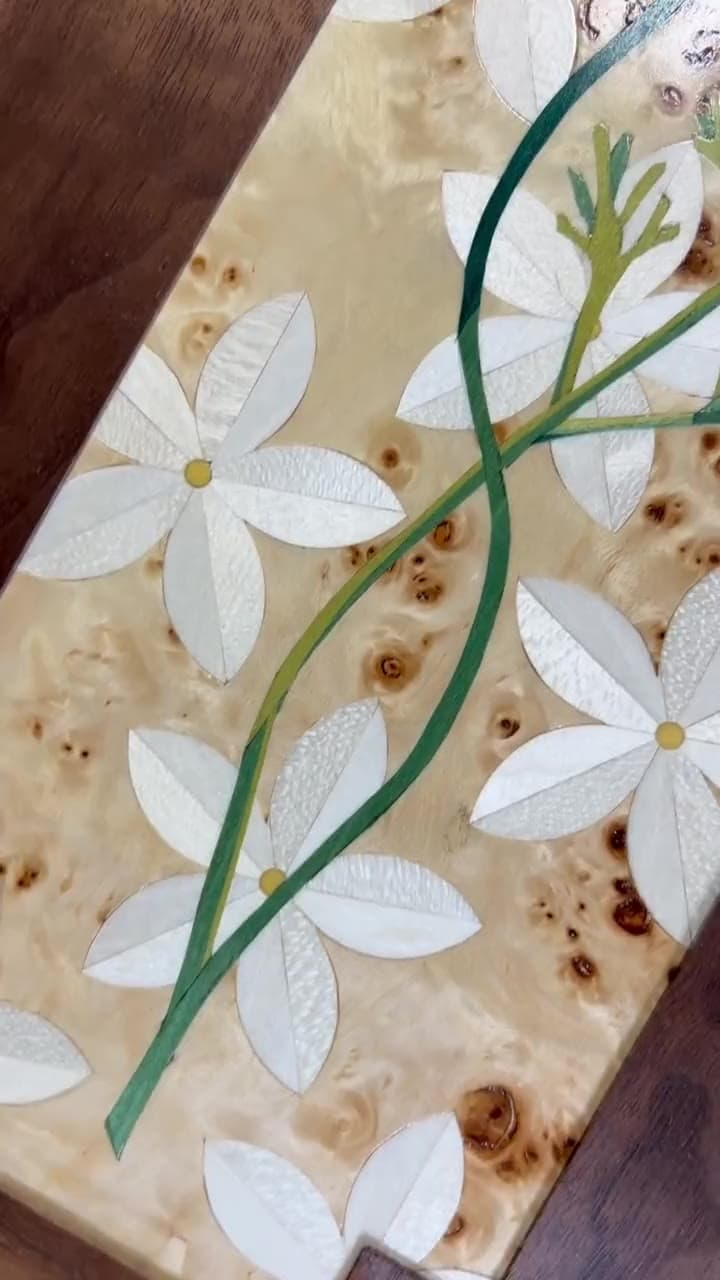 Marquetry poppy and white flowers on the chitarra's walnut lid
