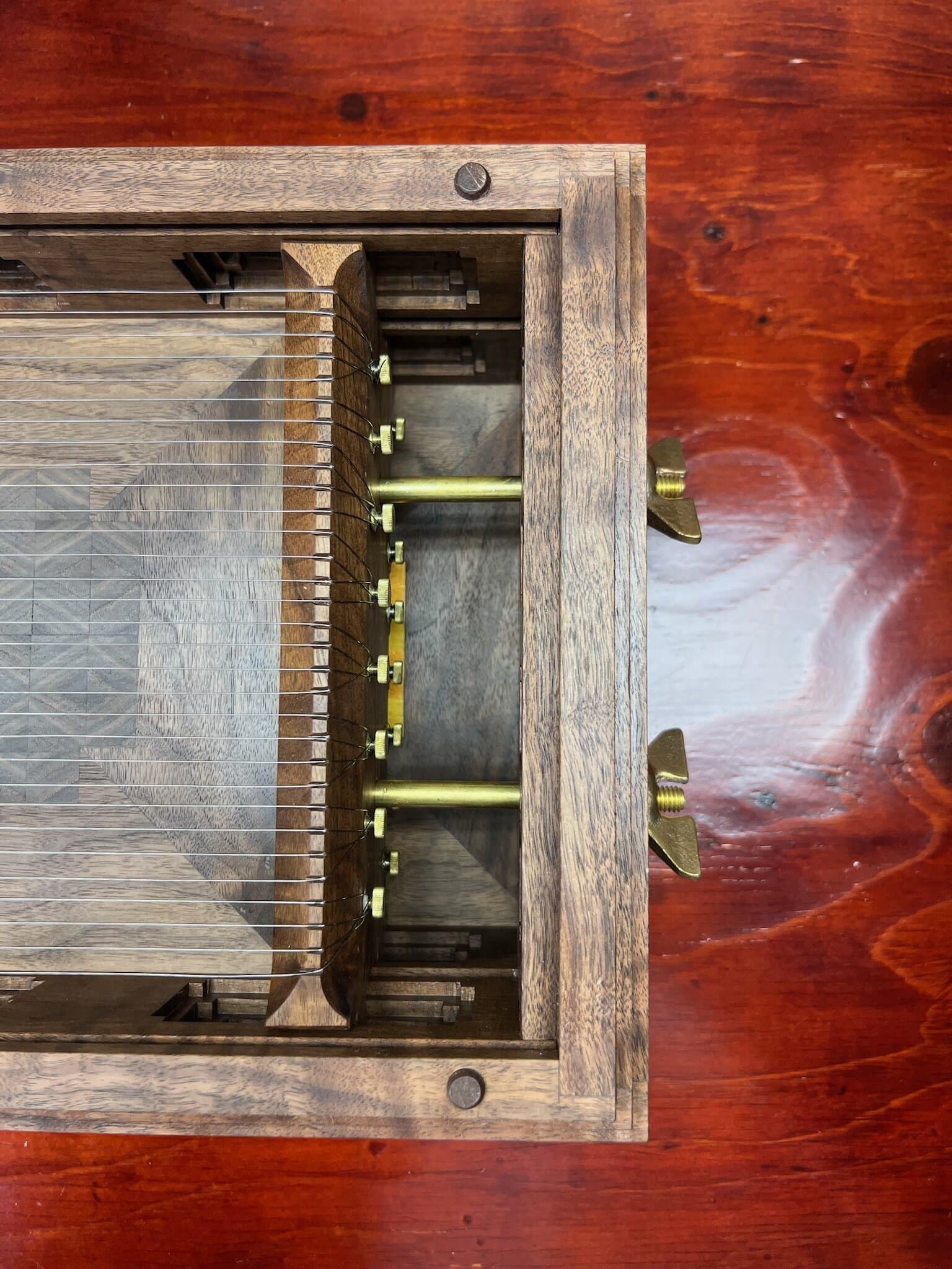 The chitarra from above, its steel strings running between brass bars
