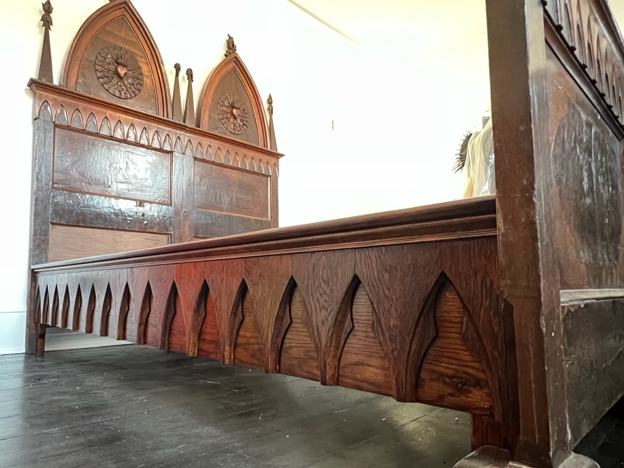 Looking along the side rail's row of pointed arches towards the headboard